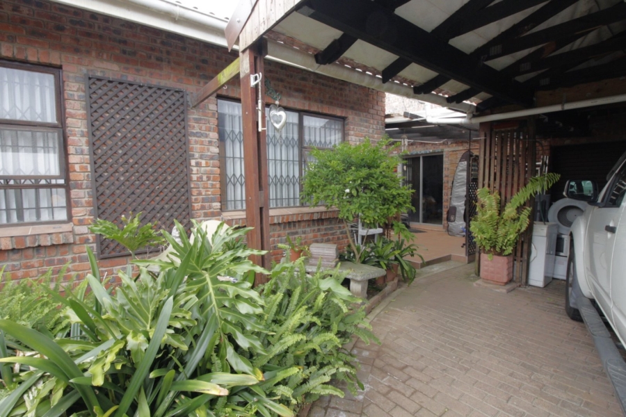 5 Bedroom Property for Sale in Noorsekloof Eastern Cape